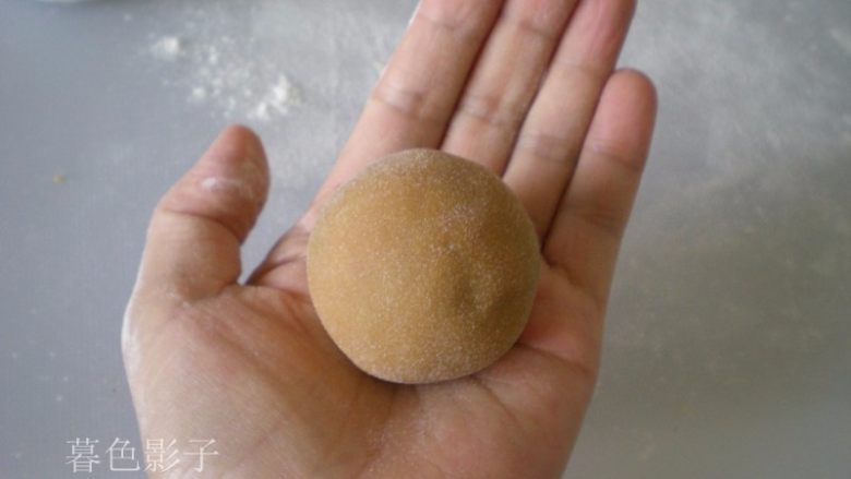 广式蛋黄月饼,手中放点干面粉,双手合十轻轻的团几圈,面皮就会均匀了