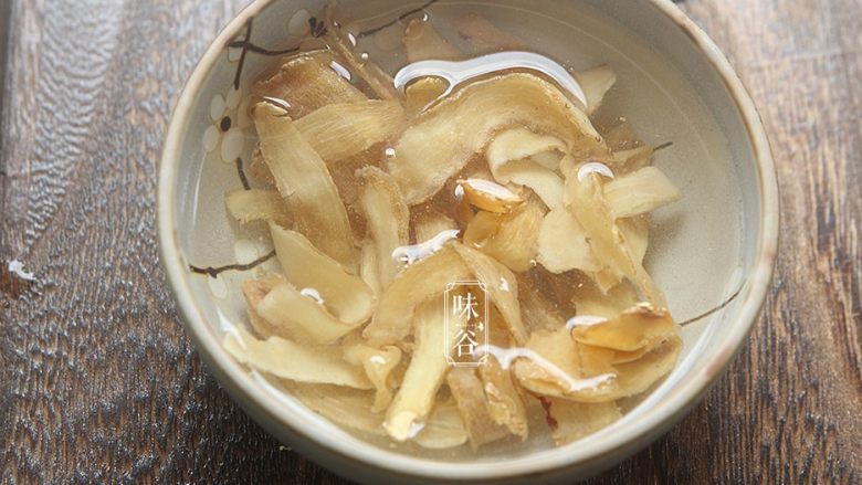 滋阴润燥的沙参玉竹苹果猪骨汤,玉竹也用水浸泡一段时间,防止有些药材含硫磺;