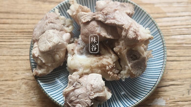 滋阴润燥的沙参玉竹苹果猪骨汤,煮开后肉的血水出来了。然后把猪骨捞出来冲洗,去掉浮沫后待用。(这些可以去除腥味和血水,可以让汤汁更清澈。)