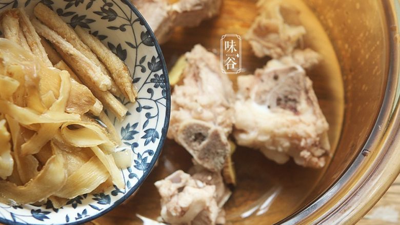 滋阴润燥的沙参玉竹苹果猪骨汤,加入沙参和玉竹;