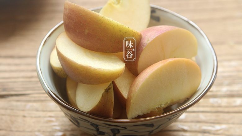 滋阴润燥的沙参玉竹苹果猪骨汤,<a style='color:red;display:inline-block;' href='/shicai/ 591'>苹果</a>洗净去籽切块。(如果待用时间长,则需要放到水里,防止氧化变黄)
