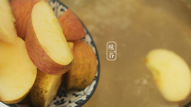 滋阴润燥的沙参玉竹苹果猪骨汤,1个小时后放入切好的苹果继续煲半小时;