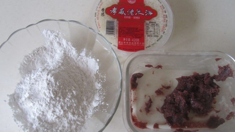 桂花豆沙莲子米酒汤圆,准备好原材料;
