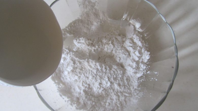 桂花豆沙莲子米酒汤圆,汤圆粉中加入适量的水;