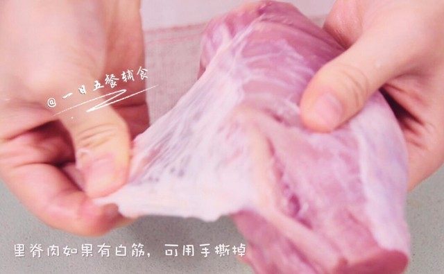 宝宝香肠,里脊肉的筋膜花点时间都撕掉,筋膜没营养还嚼不动,建议买两分肥八分瘦的肉,口感会更好。