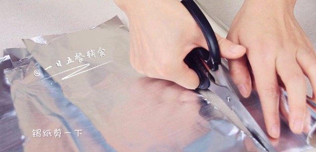 宝宝香肠,锡纸剪成一段一段,一段宽度大约15cm。