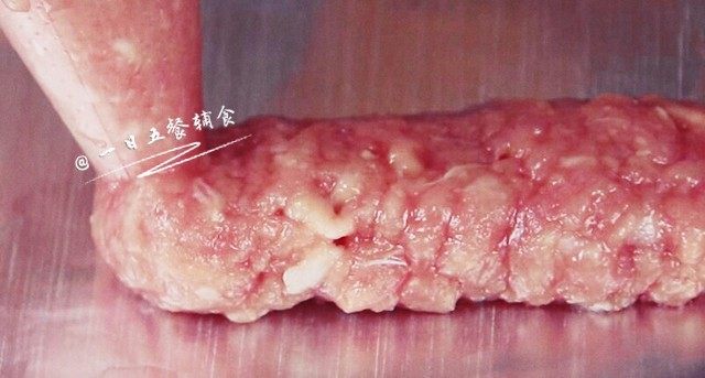 宝宝香肠,用剪刀剪一个口,挤在锡纸上。