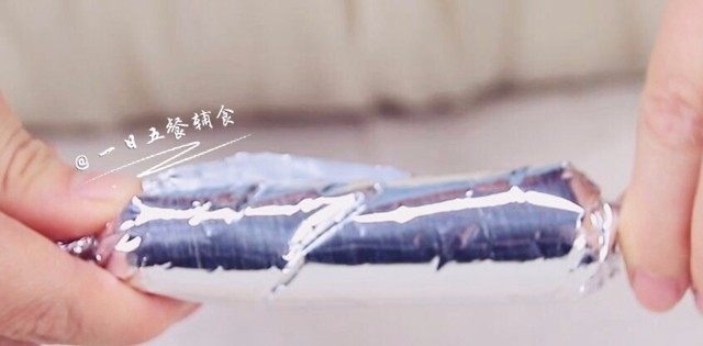 宝宝香肠,卷起来,卷起来肉还是松松的,两端拧紧,立马肉都紧凑了。
🌻小贴士:如果没有裱花袋和锡纸,把肉馅直接装在碗里或耐热容器里蒸,蒸好后切成一条一