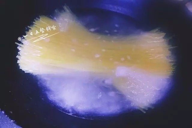 芝士培根意大利面,汤锅里烧开一锅水,水里加少许盐。水滚后将意面放下去。意面的面身较硬,开始时并不是所有的意面都能浸入水中。