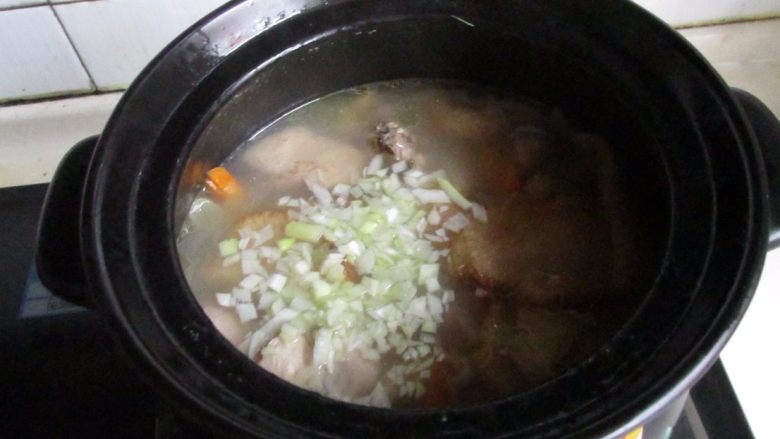 滋补砂锅猴菇鸡汤,加入胡椒粉,盐,葱末调味即可。