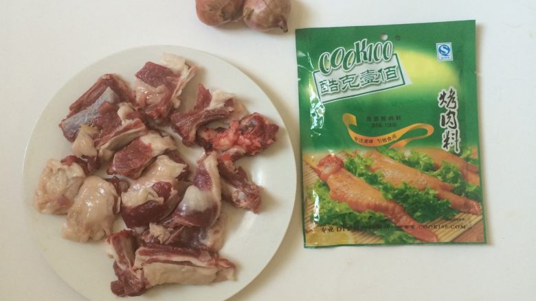 烤羊排,准备食材:羊肋排、孜然烤肉料、小毛葱