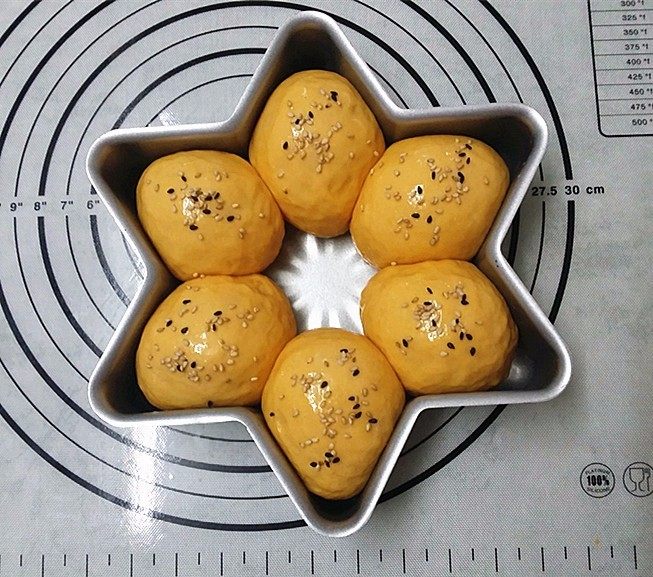南瓜酸奶亚麻籽油面包（无盐配方）,表面刷层全蛋液撒上少许芝麻