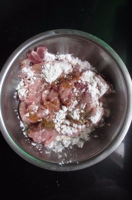 饺子皮版水煮肉,里脊肉去筋膜,切成肉片。肉片中放入料酒、食盐、胡椒粉、鸡蛋清、淀粉