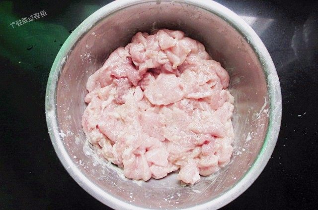 饺子皮版水煮肉,用手抓均匀,腌制15分钟