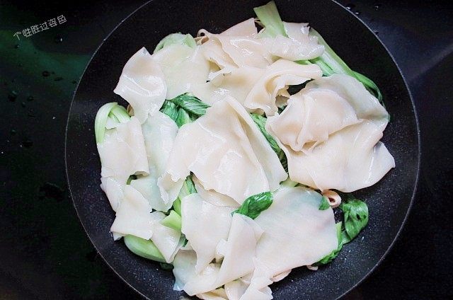 饺子皮版水煮肉,最后放上一层饺子皮