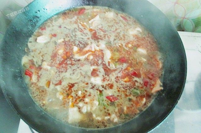 饺子皮版水煮肉,用筷子拨散,待肉片煮至散开变色时,加入酱油、鸡精、糖调味。