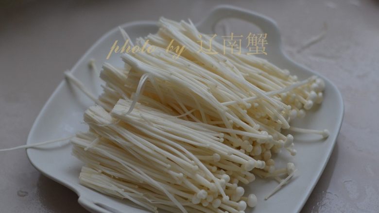 爽口金针菇,<a style='color:red;display:inline-block;' href='/shicai/ 234'>金针菇</a>洗好,去根,放在大盘中