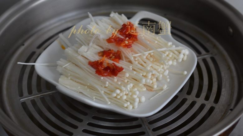 爽口金针菇,上笼蒸上,水开后计时,8分钟。