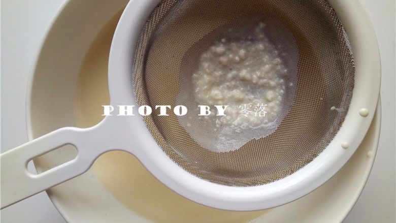 抹茶冰皮月饼,将月饼糊过筛;倒入蒸碗;