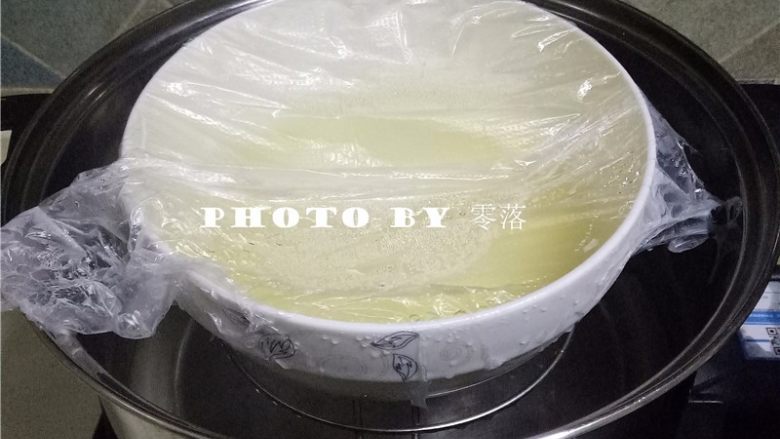 抹茶冰皮月饼,蒸碗用保鲜膜覆盖,开水上锅,大火蒸30分钟左右;