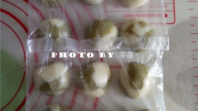 抹茶冰皮月饼,将所有抹茶面团、原色面团都做成双色面团;