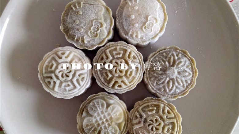 抹茶冰皮月饼,收口后,粘上适量熟糯米粉,用月饼模具按压成型;