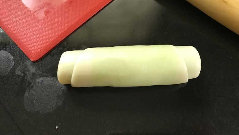 彩色螺旋蛋黄酥,从上往下卷起,松驰15分钟。