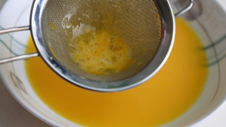 蛤蜊蒸水蛋,然后过滤一下,这样做是为了蒸出的蛋更加细腻光滑。