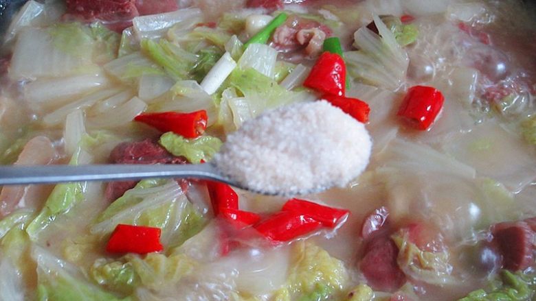开胃火辣牛肉粉丝大锅炖,放入盐、<a style='color:red;display:inline-block;' href='/shicai/ 720'>胡椒粉</a>、味精调味,味精也可以不放,牛肉本身味道就很鲜美。