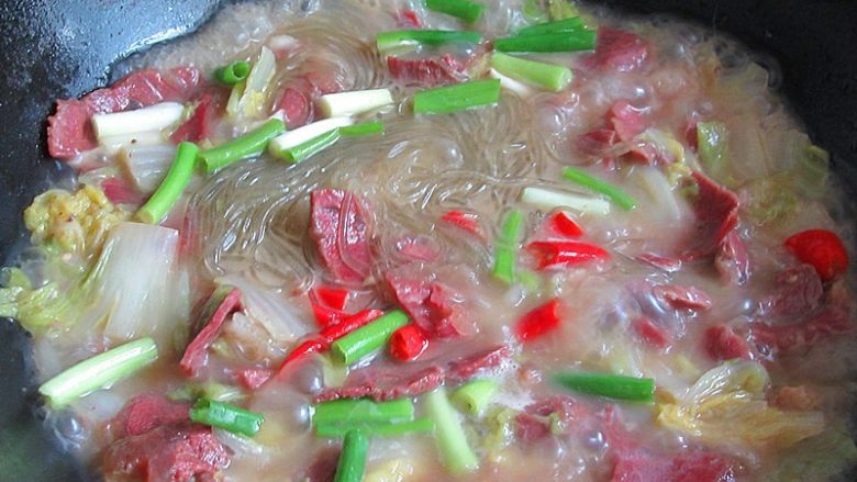 开胃火辣牛肉粉丝大锅炖,撒入<a style='color:red;display:inline-block;' href='/shicai/ 3250'>葱</a>段,即可关火出锅