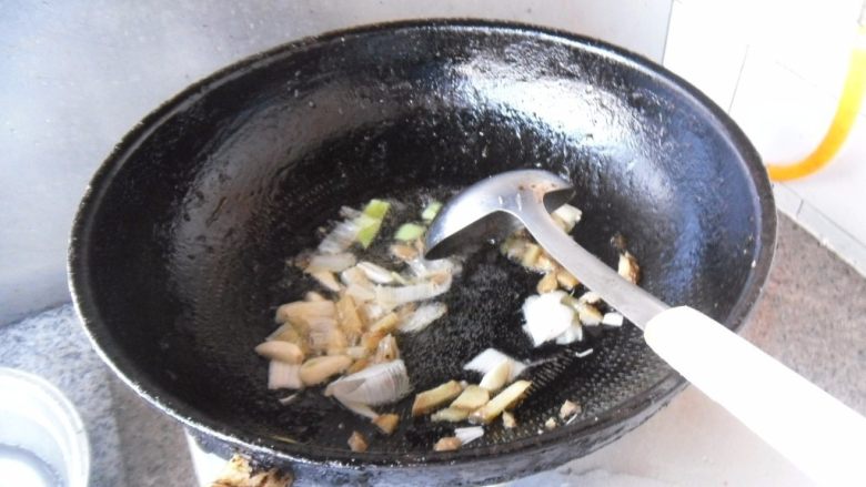 剁椒烧鱼鳍,热油,放入葱姜蒜炒香