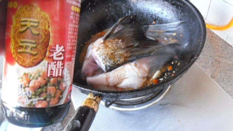 剁椒烧鱼鳍, 烹入适量老醋