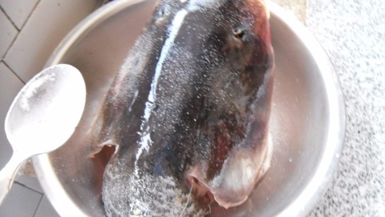 炖大嘴鱼头, 里外撒少许盐腌渍5分钟,便于入味