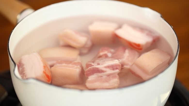 秘制砂锅红烧肉,锅里放入冷水,将肉放进去,水开后打掉浮沫,肉沥水捞出备用