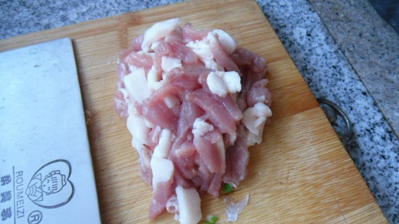 仿真鳝鱼丝, 把猪肉切条