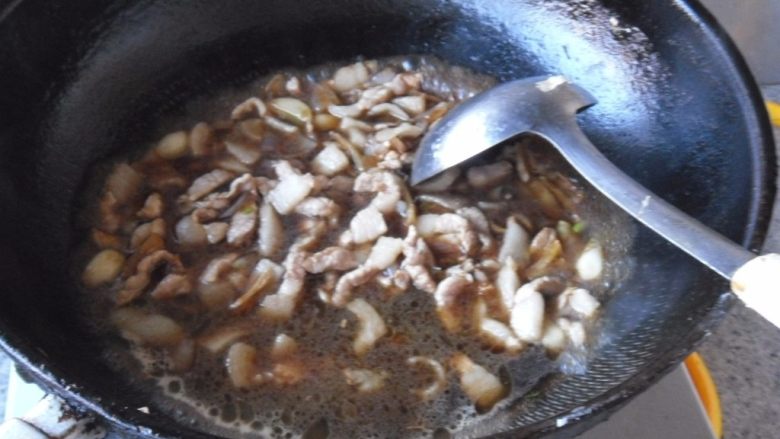 仿真鳝鱼丝, 加适量水,烧开