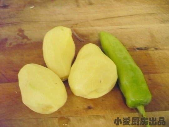 孜然土豆丁,将土豆削皮,辣椒清洗干净。