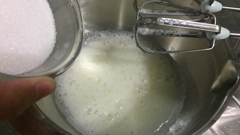 浓郁抹茶蛋糕卷,用打蛋器打发至颜色从透明变为白色状,再加三分之一的砂糖