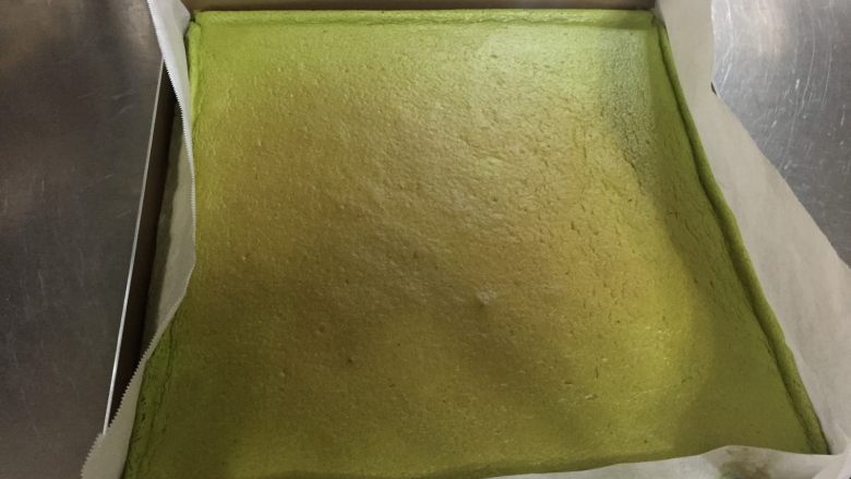 浓郁抹茶蛋糕卷,烤好之后,方盘放在晾网上,稍微晾凉10分钟