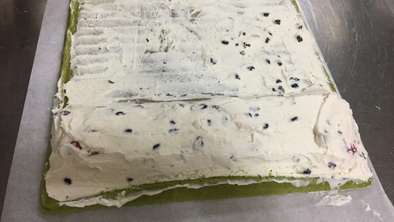 浓郁抹茶蛋糕卷,涂抹奶油放水果块,再用奶油把草莓快盖住,从下至上卷起
收紧收口即可