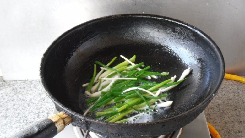 葱烧偏口, 热油,放入葱段炒香