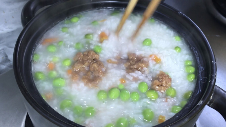 豌豆肉末粥,约15分钟后,加入肉末,搅拌均匀至沸腾