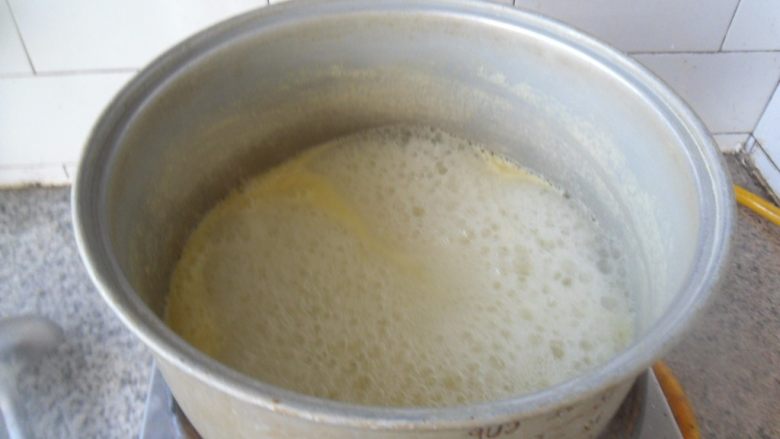 鸡蛋玉米羹, 烧开后,小火熬煮5分钟,继续搅拌,防止糊底