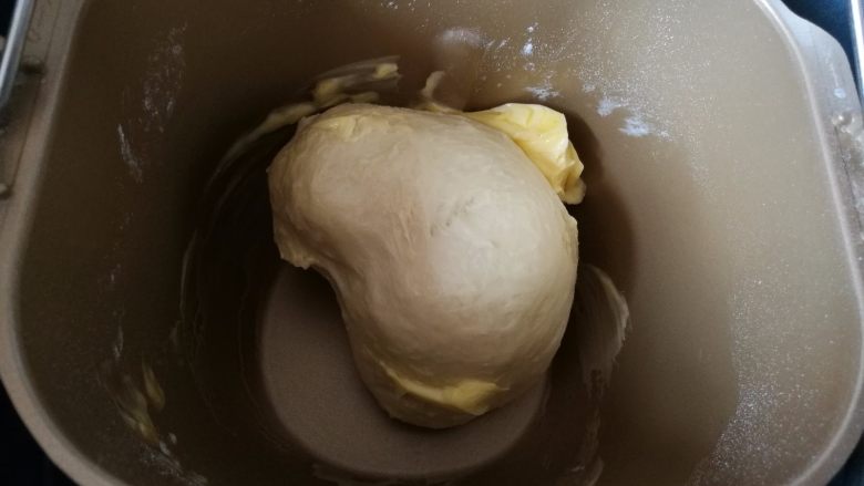 鱼肠面包杯,2.一个揉面程序结束后,放入黄油继续揉面