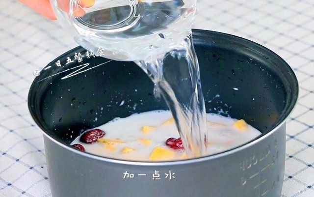椰浆糙米饭,将所有食材一起入电饭锅,再加小半碗水一起煮饭。煮的过程就闻到椰浆的很浓郁的味道。