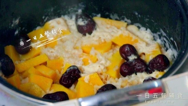 椰浆糙米饭,时间到~~如果喜欢饭带点甜甜的味道,饭好了撒些葡萄干。
