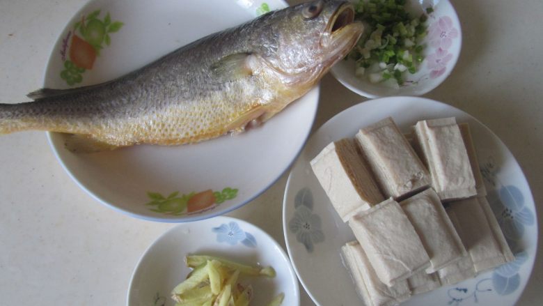 黄鱼焖豆腐,准备好原材料;