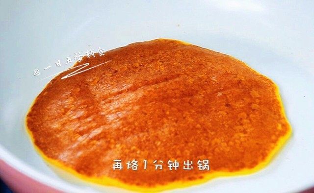 胡萝卜松饼,再烙1分钟出锅。
🌻小贴士:有人会问:为什么表面跟焦了似的?松饼不放油,这就是自然色,不是焦,也不会有焦味。好一点的不粘锅使饼颜色比较均衡