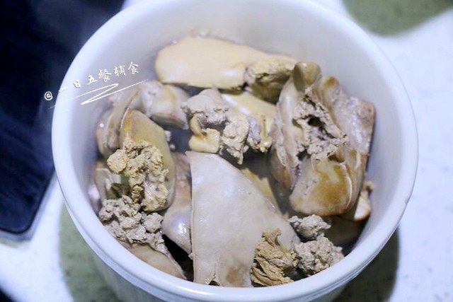 鸡肝青菜粥,鸡肝煮熟透,大约10分钟,取出勺子压成泥。小月龄宝宝可以用料理机打或者勺子压过后过筛。