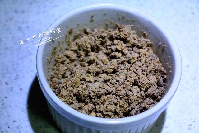 鸡肝青菜粥, 看着像巧克力碎屑吧?入口即化的哦。粥好了直接加进去,多余的冷冻起来下次再吃。
